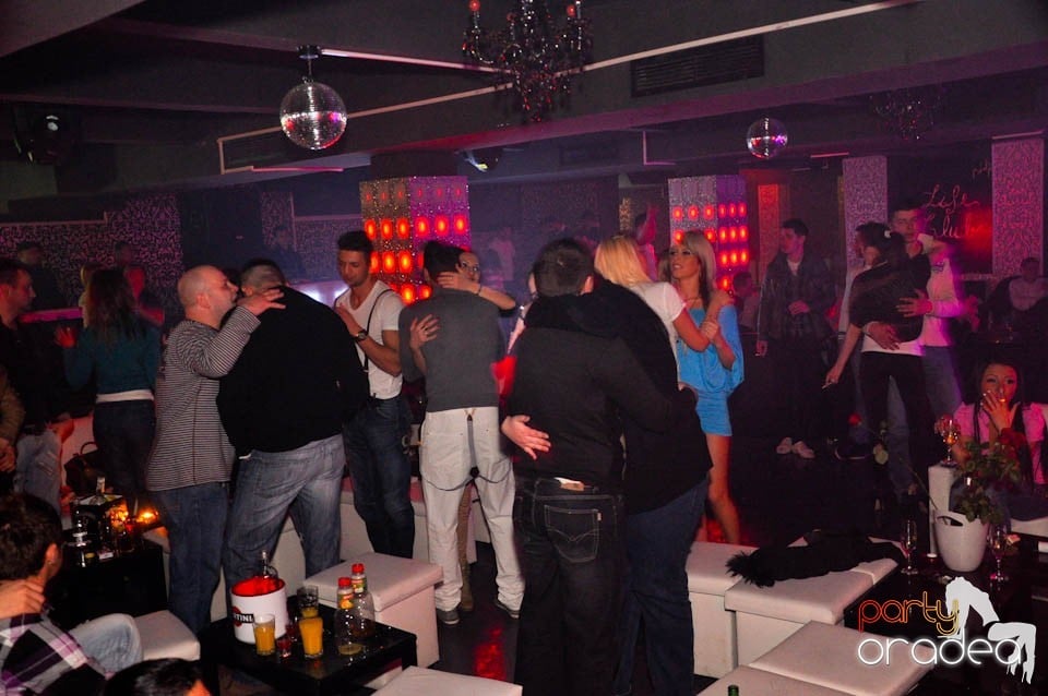 Sâmbătă petrecem în Club Life,