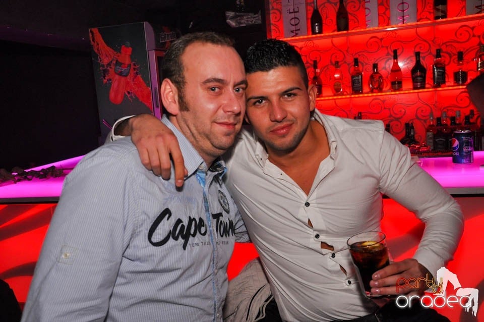 Sâmbătă petrecem în Club Life,