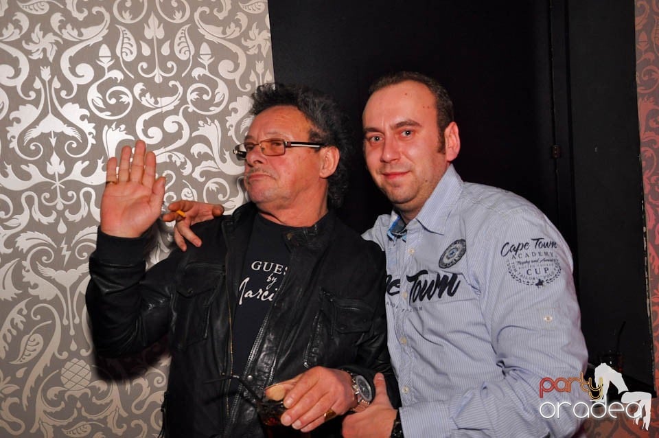 Sâmbătă petrecem în Club Life,