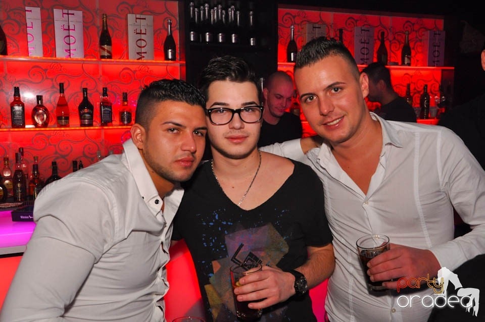 Sâmbătă petrecem în Club Life,