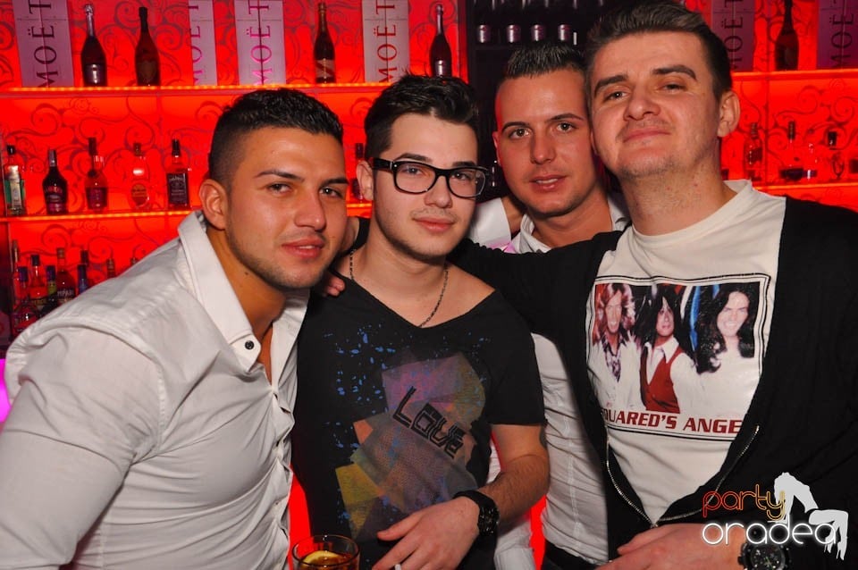 Sâmbătă petrecem în Club Life,