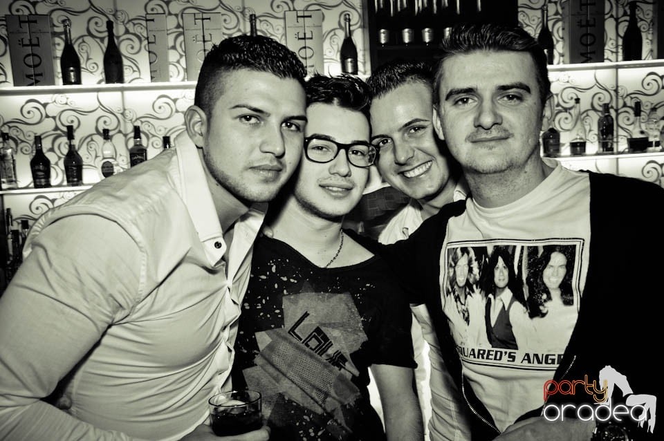Sâmbătă petrecem în Club Life,