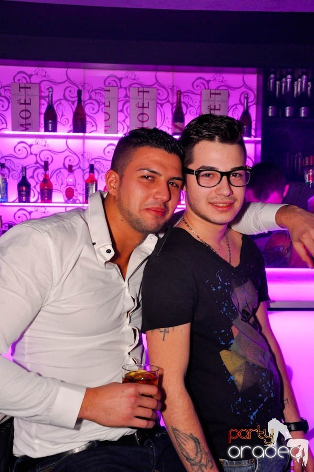 Sâmbătă petrecem în Club Life,