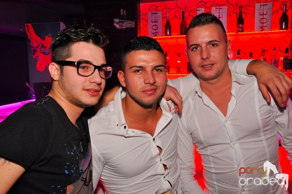 Sâmbătă petrecem în Club Life,