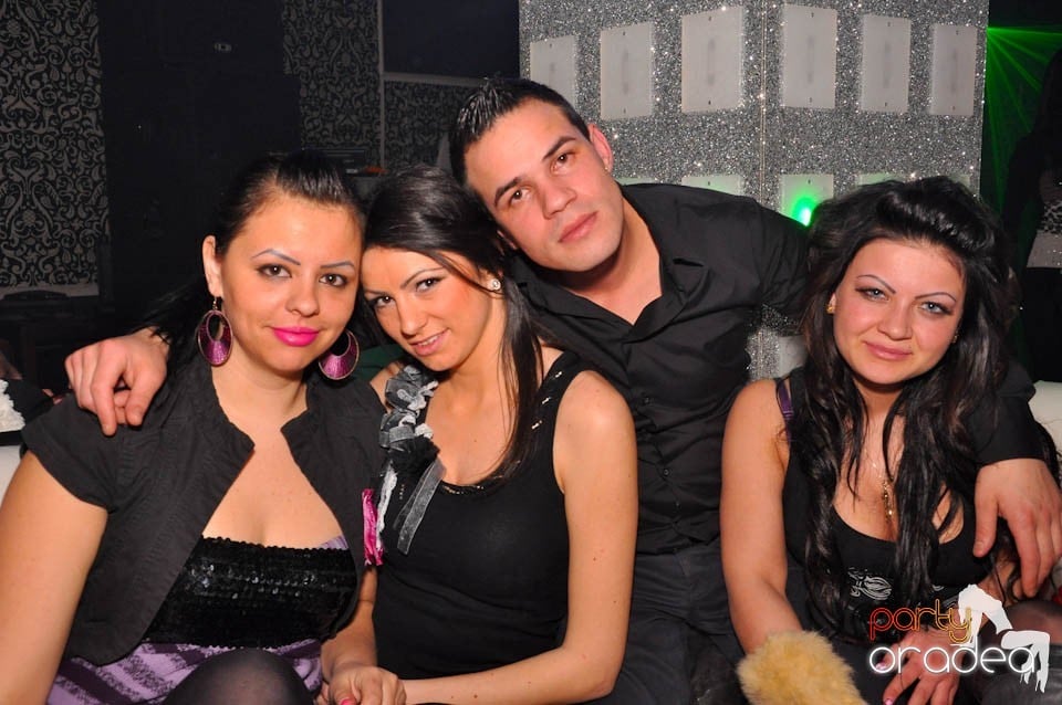Sâmbătă petrecem în Club Life,