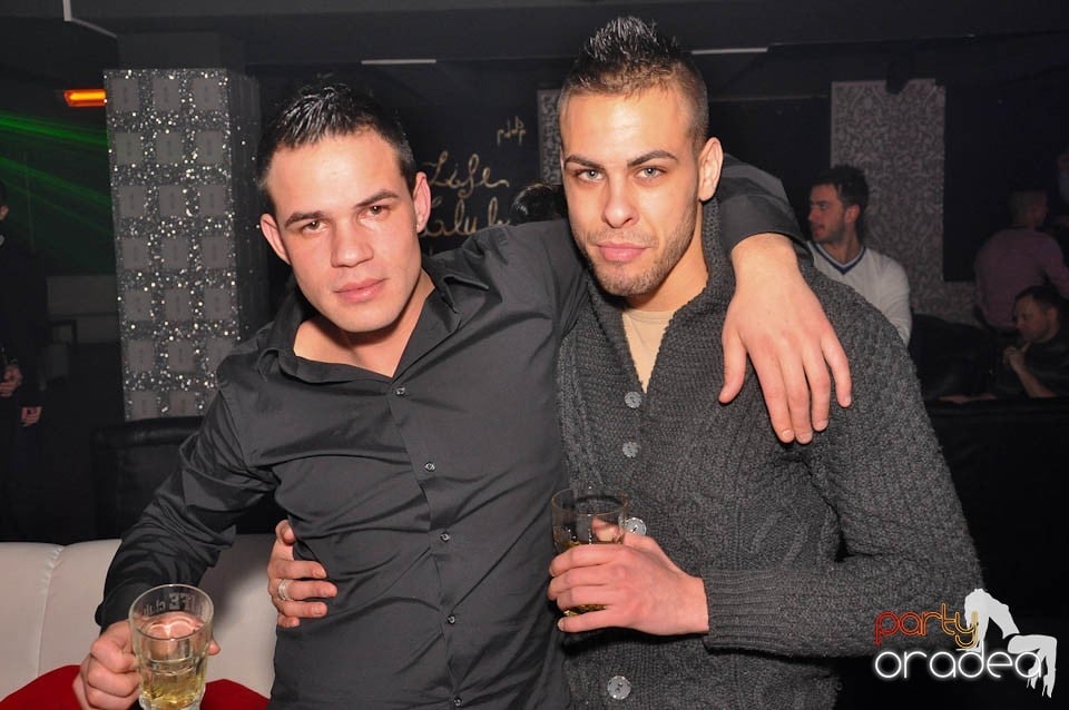 Sâmbătă petrecem în Club Life,
