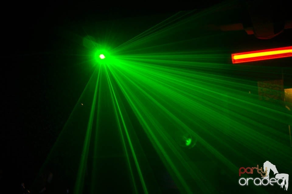 Sâmbătă petrecem în Club Life,