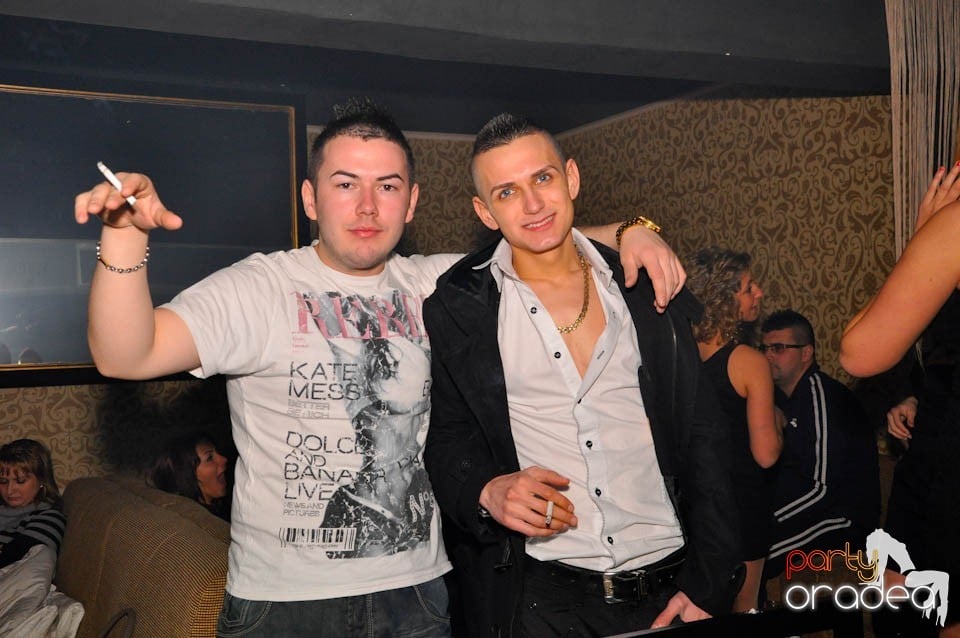 Sâmbătă petrecem în Club Life,
