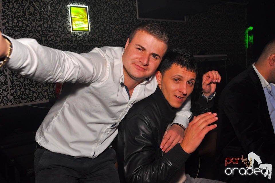 Sâmbătă petrecem în Club Life,
