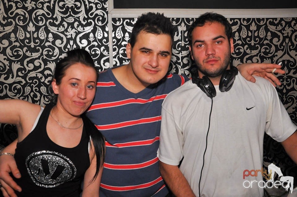 Sâmbătă petrecem în Club Life,