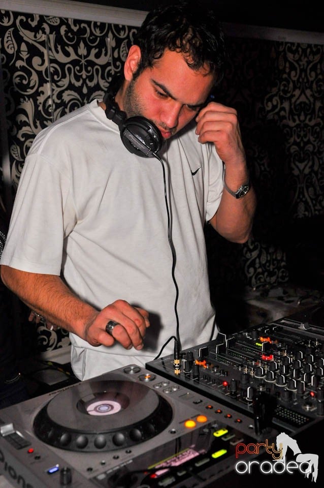 Sâmbătă petrecem în Club Life,