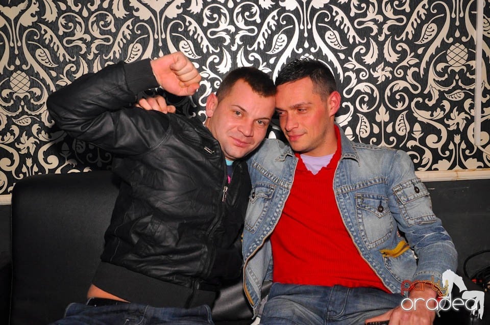 Sâmbătă petrecem în Club Life,