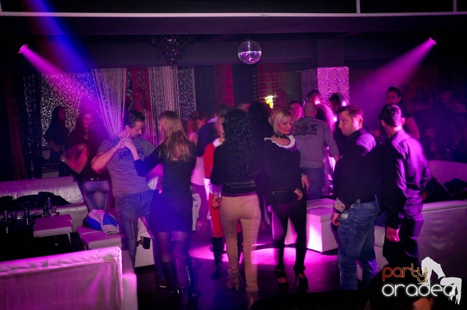 Sâmbătă petrecem în Club Life,