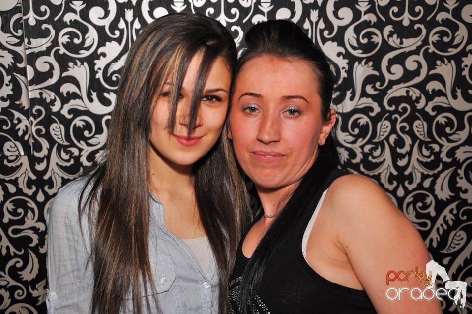 Sâmbătă petrecem în Club Life,