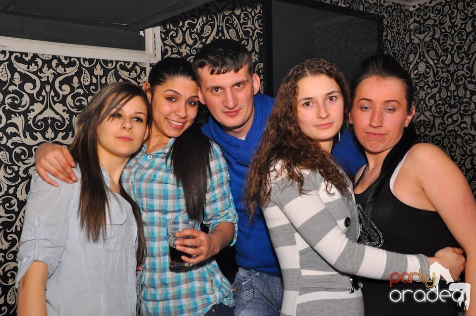 Sâmbătă petrecem în Club Life,