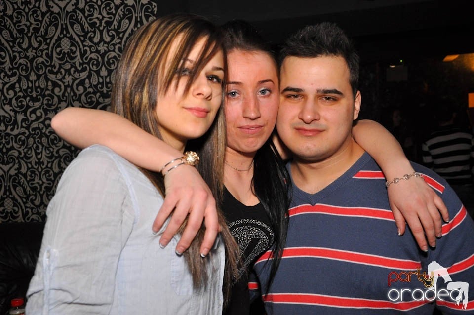 Sâmbătă petrecem în Club Life,
