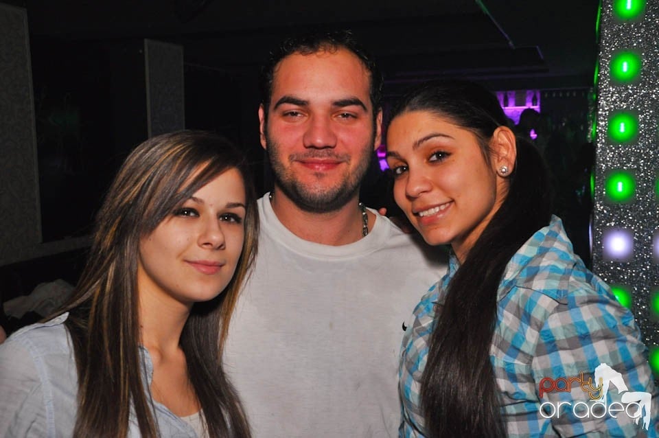 Sâmbătă petrecem în Club Life,