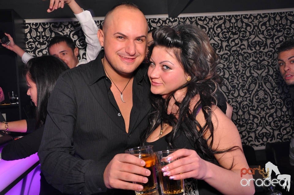 Sâmbătă petrecem în Club Life,