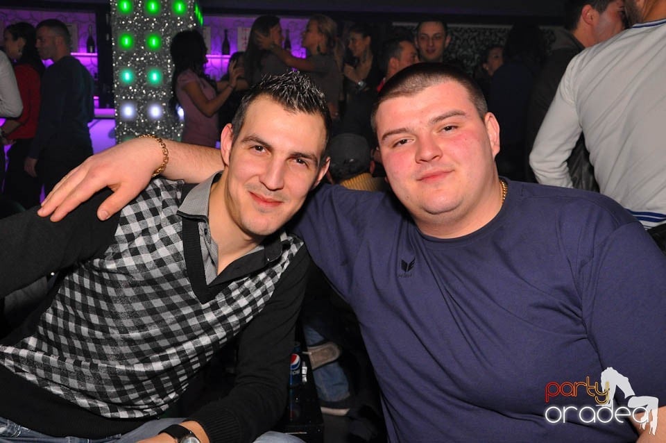 Sâmbătă petrecem în Club Life,