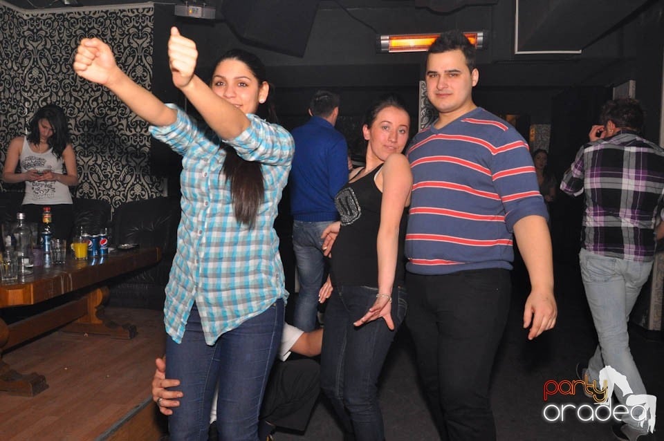 Sâmbătă petrecem în Club Life,