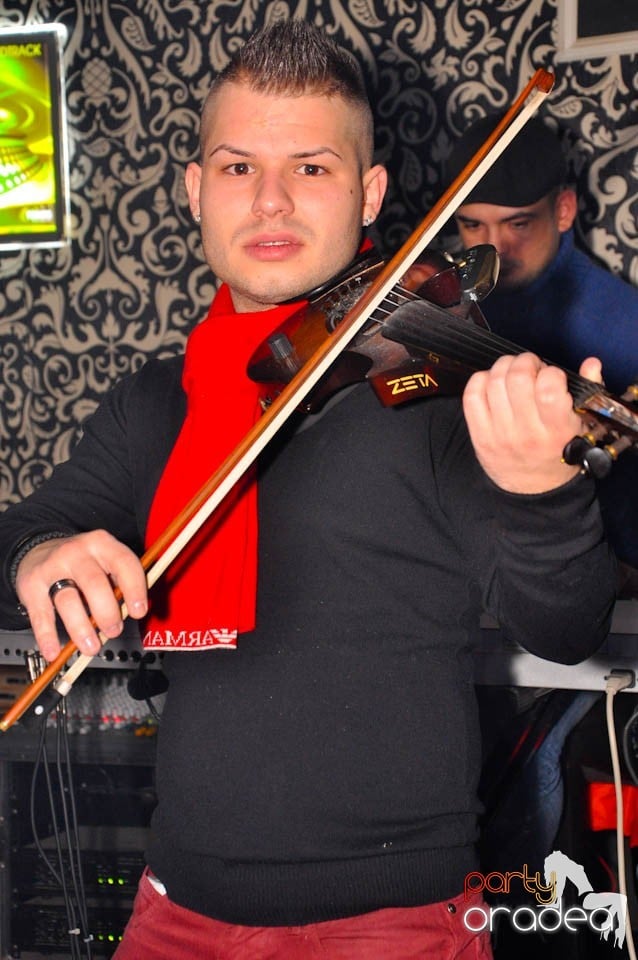 Sâmbătă petrecem în Club Life,