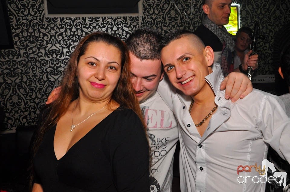 Sâmbătă petrecem în Club Life,