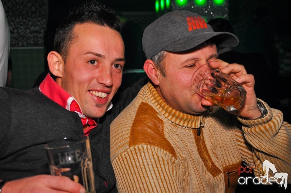 Sâmbătă petrecem în Club Life,