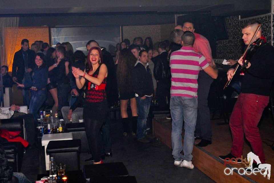 Sâmbătă petrecem în Club Life,