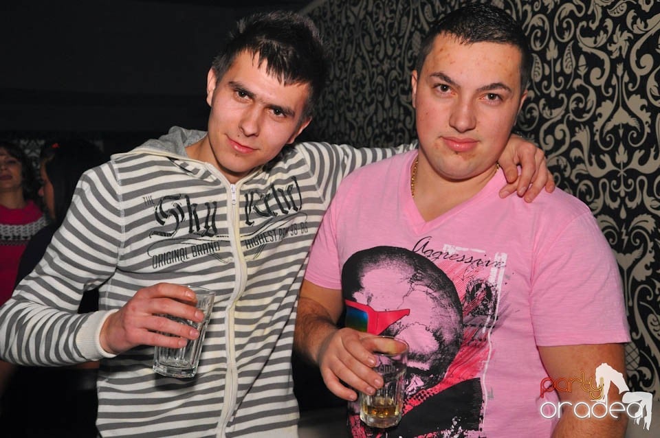 Sâmbătă petrecem în Club Life,