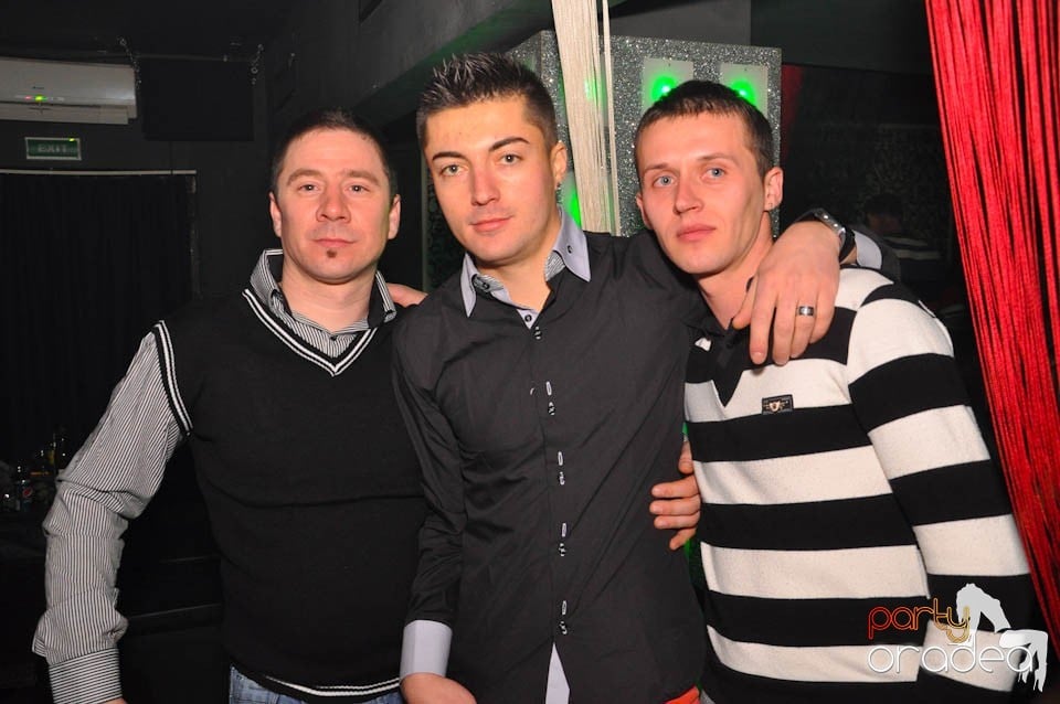 Sâmbătă petrecem în Club Life,
