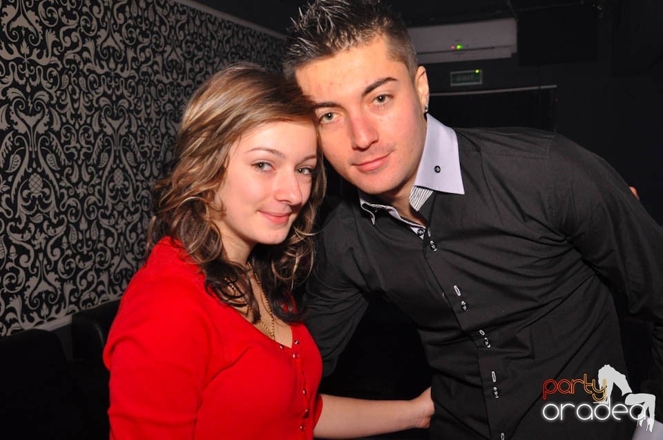 Sâmbătă petrecem în Club Life,