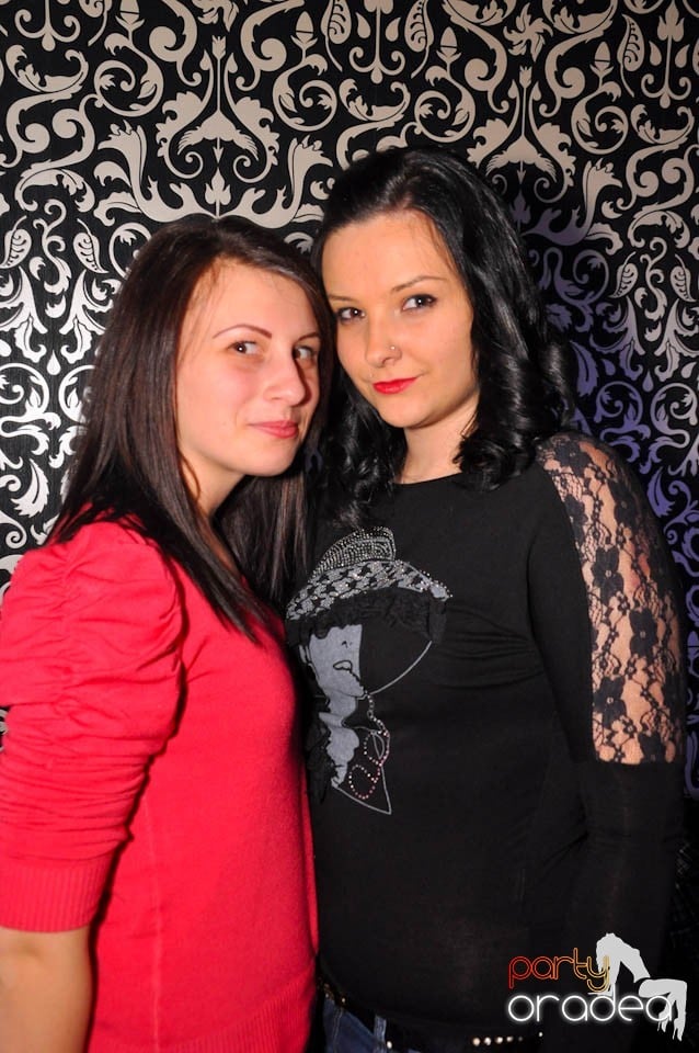 Sâmbătă petrecem în Club Life,