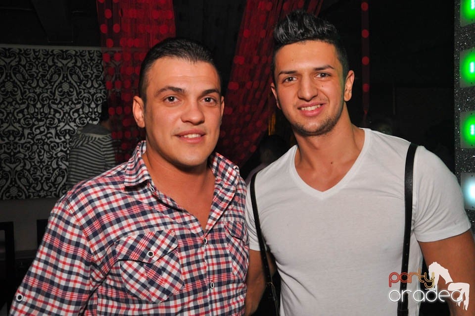 Sâmbătă petrecem în Club Life,