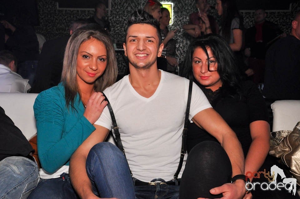 Sâmbătă petrecem în Club Life,