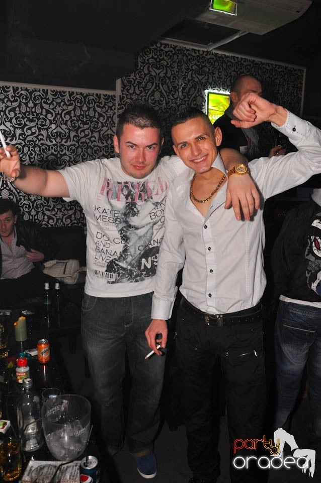 Sâmbătă petrecem în Club Life,