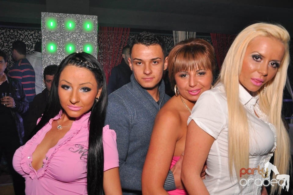 Sâmbătă petrecem în Club Life,