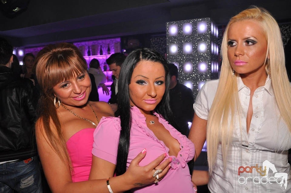 Sâmbătă petrecem în Club Life,