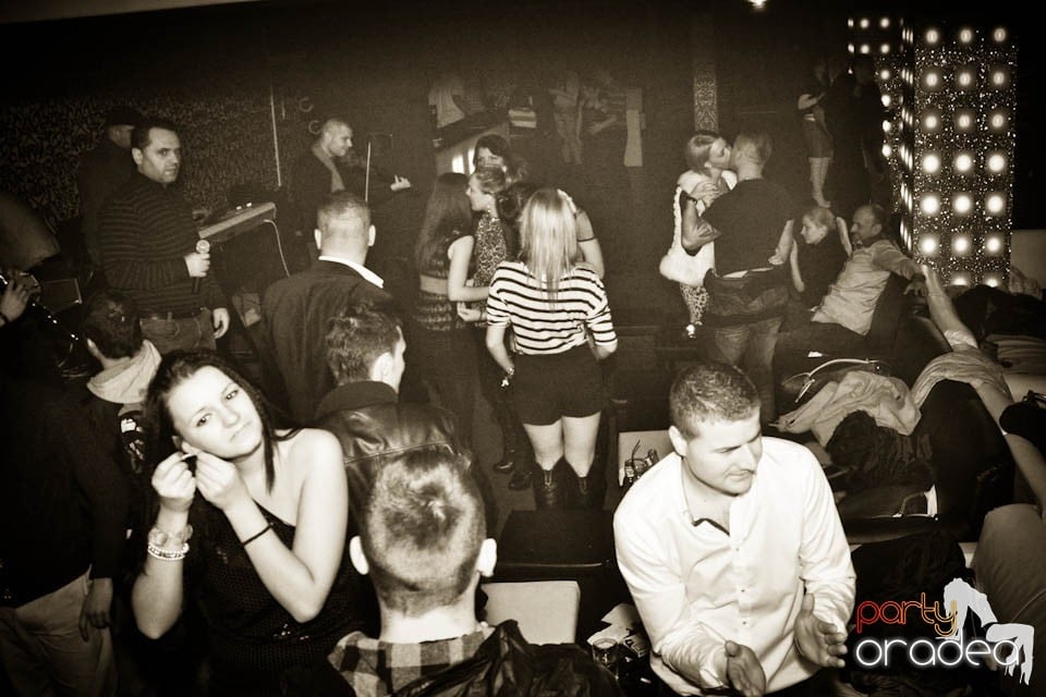Sâmbătă petrecem în Club Life,