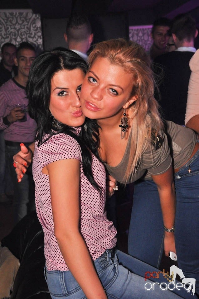Sâmbătă petrecem în Club Life,