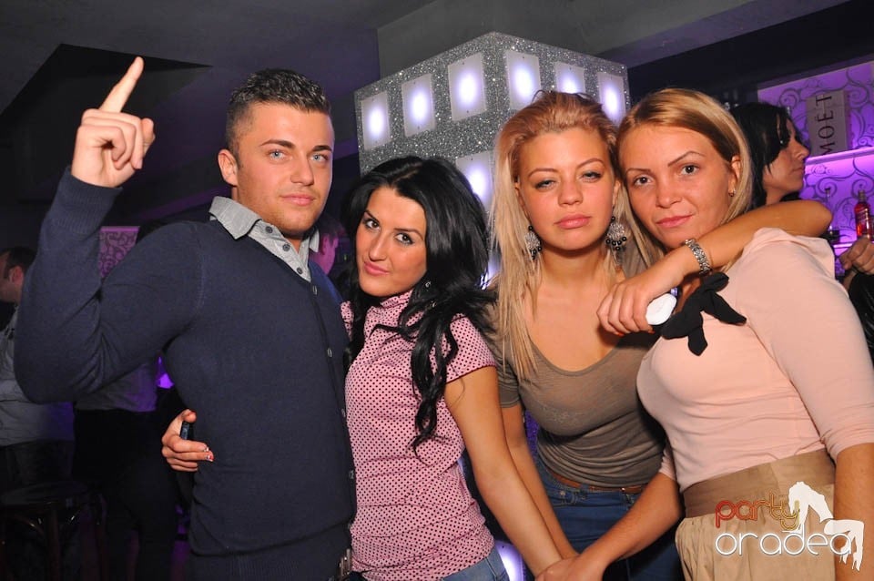 Sâmbătă petrecem în Club Life,