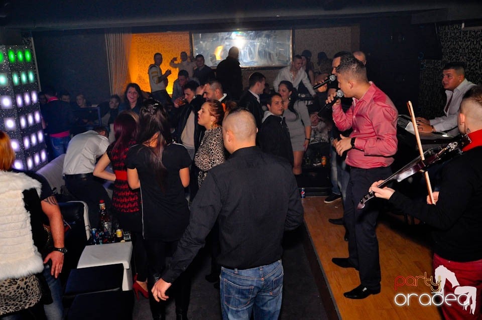 Sâmbătă petrecem în Club Life,