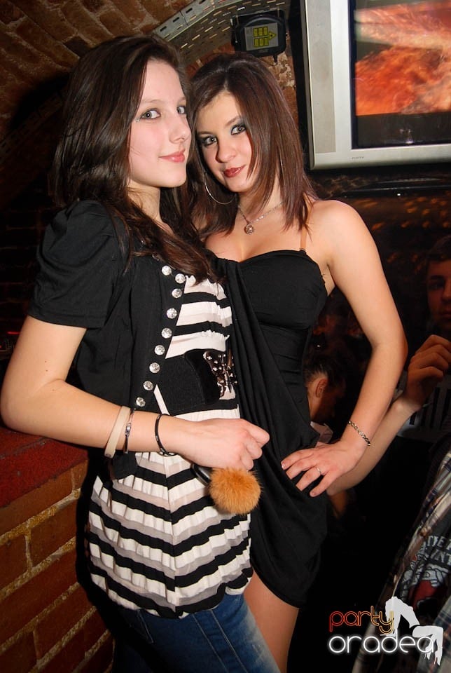 Sâmbătă seara în Club Escape, 