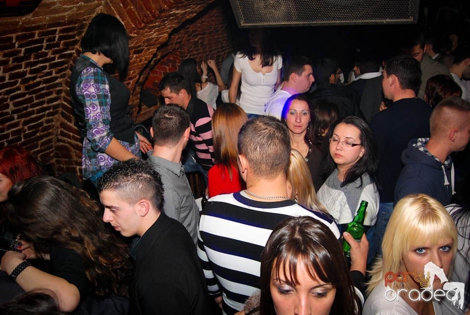 Sâmbătă seara în Club Escape, 