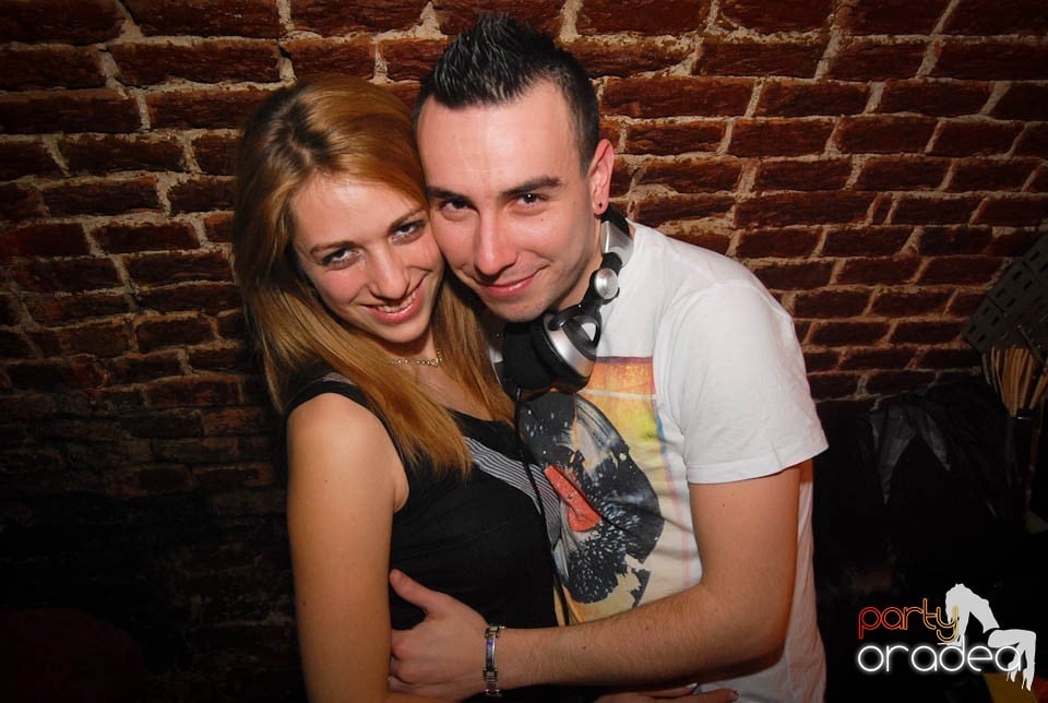 Sâmbătă seara în Club Escape, 