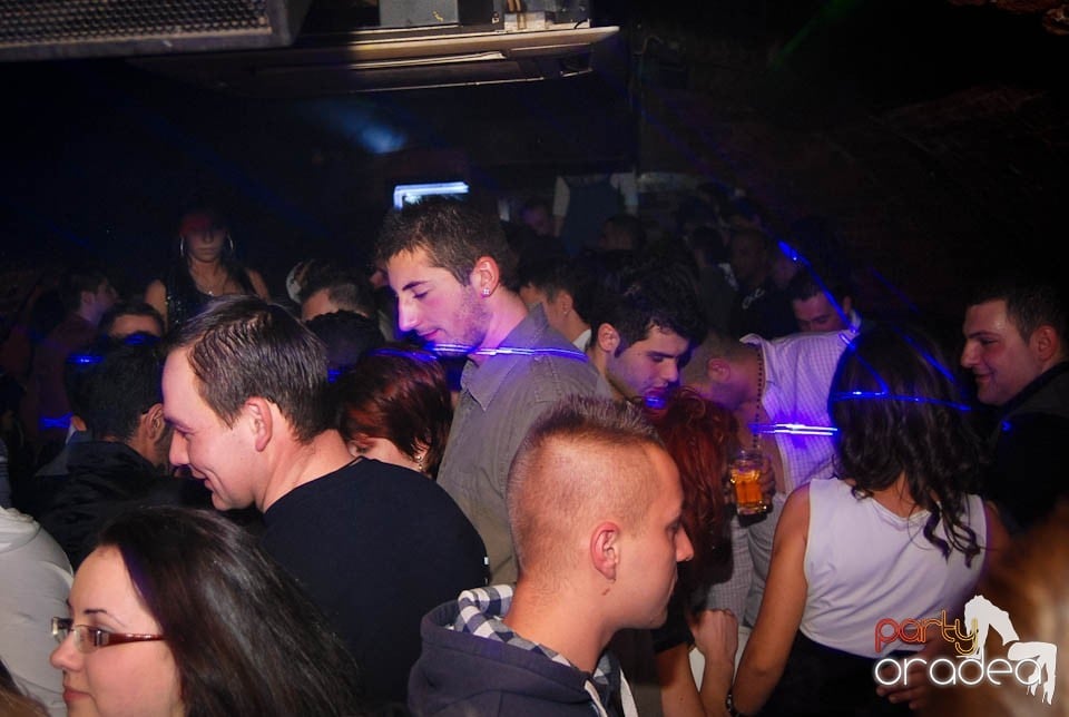 Sâmbătă seara în Club Escape, 