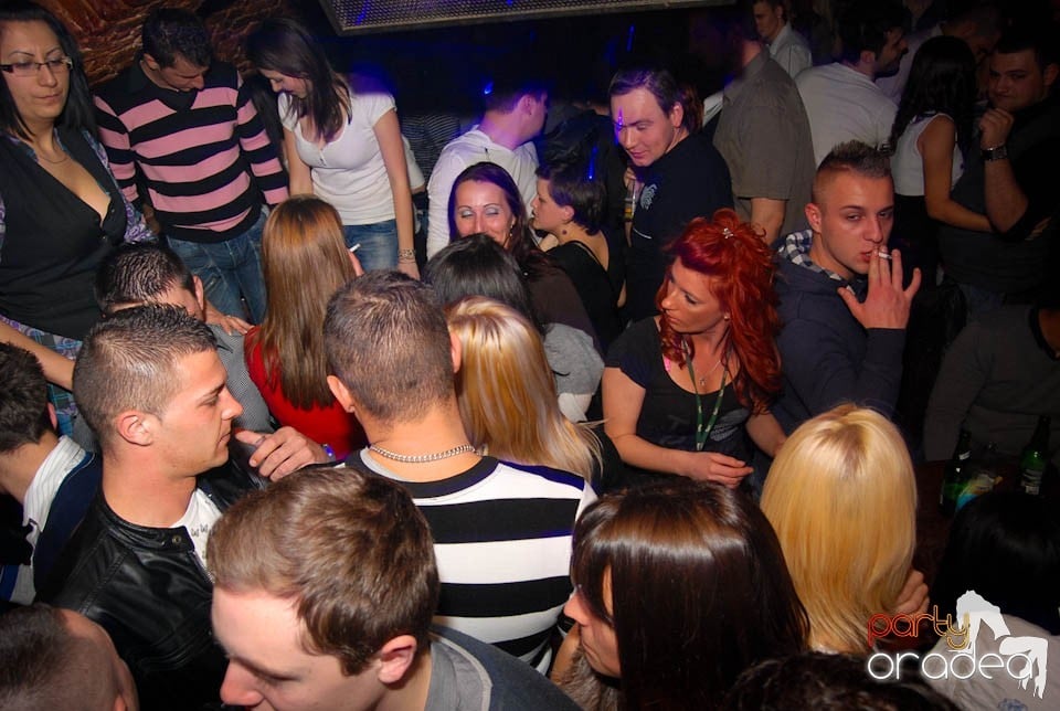 Sâmbătă seara în Club Escape, 