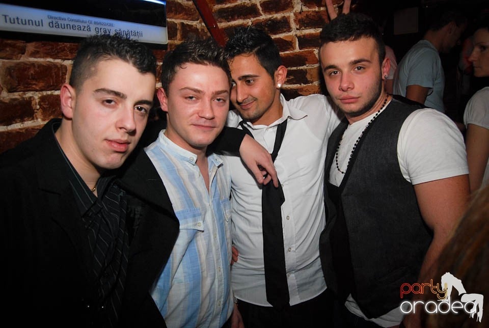 Sâmbătă seara în Club Escape, 