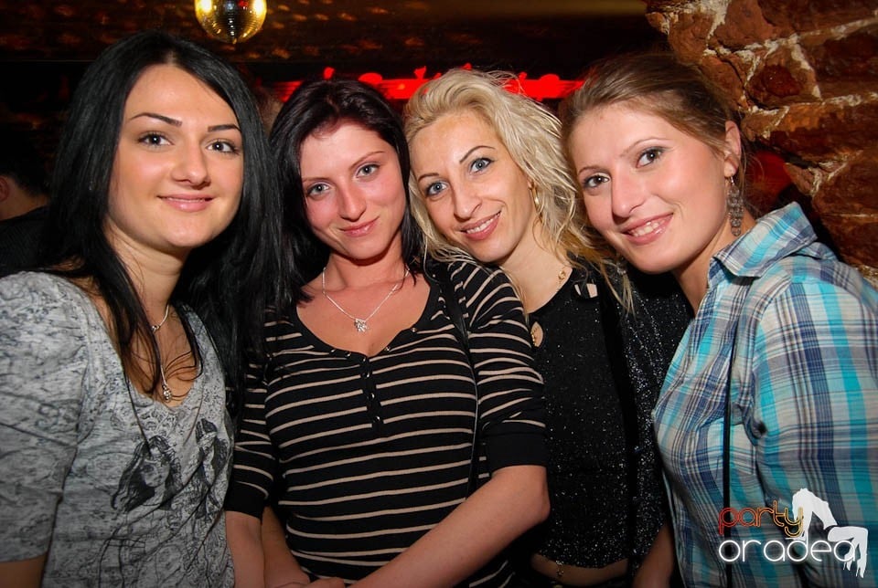 Sâmbătă seara în Club Escape, 