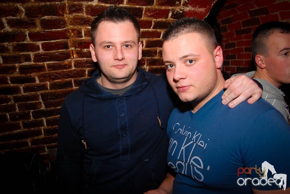 Sâmbătă seara în Club Escape, 