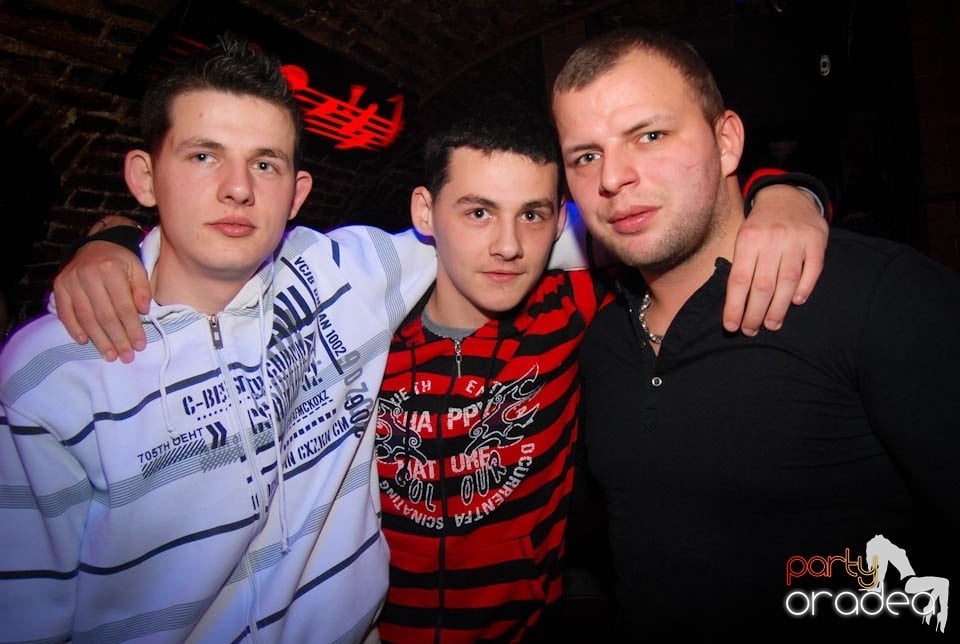 Sâmbătă seara în Club Escape, 